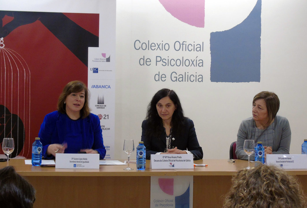 De esquerda á dereita, Susana López Abella, secretaria xeral da Igualdade da Xunta de Galicia; Mª Rosa Álvarez Prada, decana do COPG; Mª Lourdes Mirón Redondo, decana da Fac. de Psicoloxía da USC