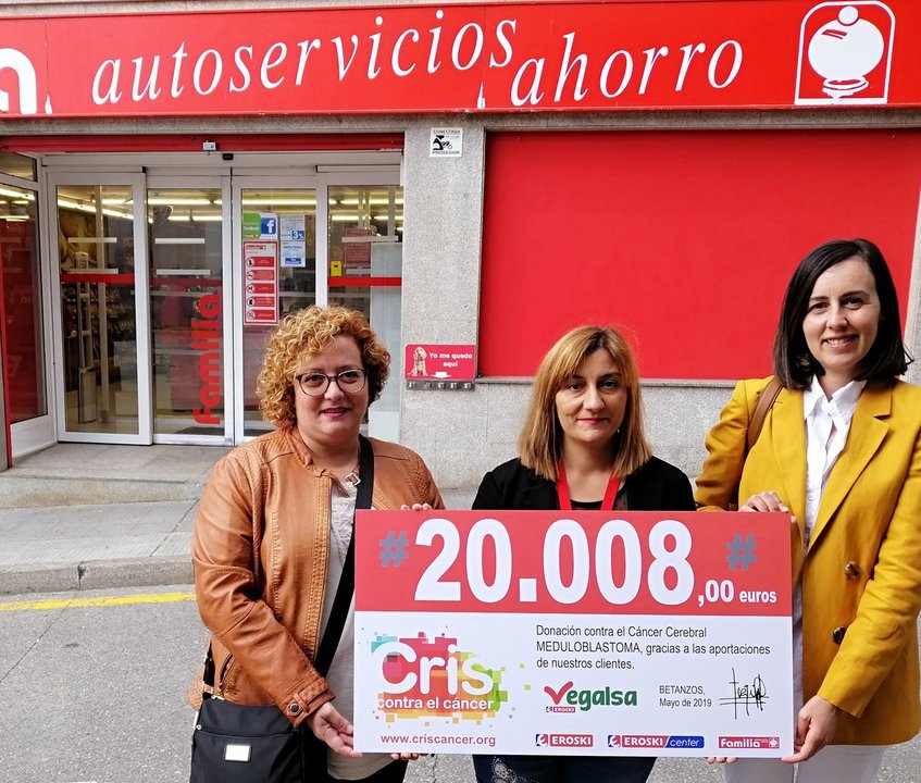 La entrega de la donación tuvo lugar en el Autoservicios Familia que Vegalsa-Eroski tiene en Betanzos, con la participación de la directora de RSE, Comunicación y Área Cliente de la compañía, Gabriela González, y de la madre de Noel, Sonia González