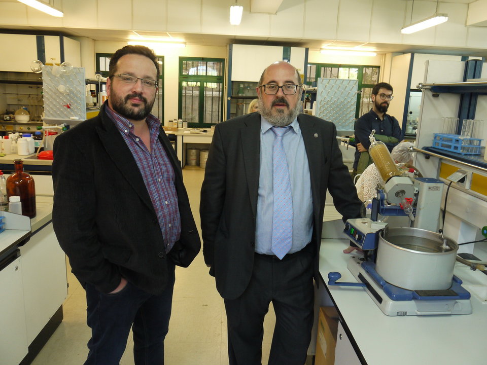 Decano del Colegio Oficial de Químicos de Galicia, Manuel Rodríguez Méndez (derecha) y Juan Sanmartín, vicedecano del Colegio