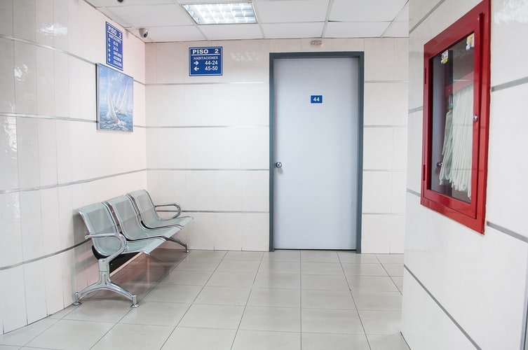 Sala de espera vacía de gente inmunizada