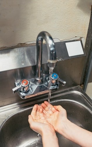 Lavado de manos y si no se puede, uso de geles sanitarios