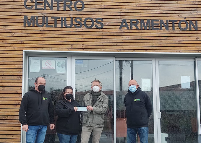 el concejal Patiño entrega 680 euros a la asociación Triskell
