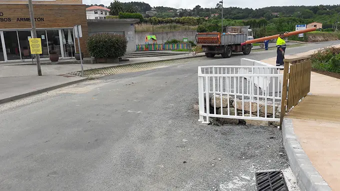 estrechamiento carretera Arteixo a la altrura de Ror&iacute;s