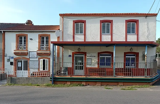 Se derriban edufucuos en A Lago para contruir centro social y escuela unitaria en Sorrizo, Arteixo
