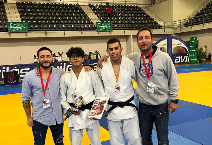 deportistas y entrenadores del Judo Club Arteixo