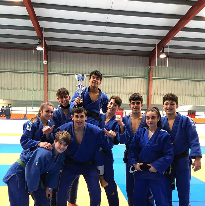 Deportistas Judo Club Arteixo al finalizar competici&oacute;n en la provincia de Lugo