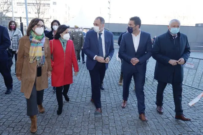 Visita ministra de Defensa e conselleiro ao punto vacinaci&oacute;n covid emprazado en Pontevedra - El portal de la Infancia