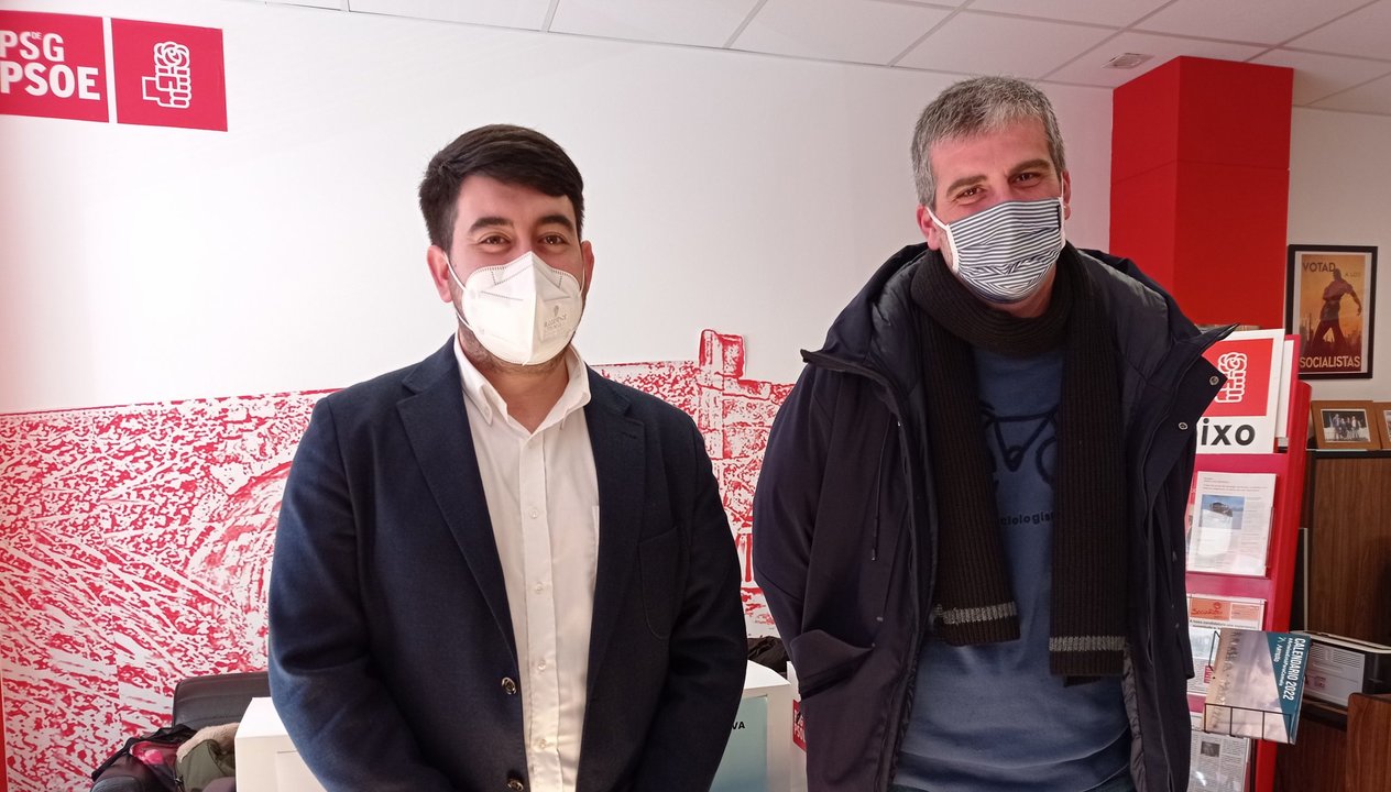 Martín Seco y Simón López horas antes de saber los resultados de las urnas en la sede local del PSOE Arteixo