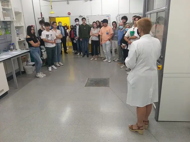 Los alumnos y alumnas de las Olimpiadas de Qu&iacute;mica en la visita al Centro
Singular de Investigaci&oacute;n Qu&iacute;mica Biol&oacute;xica e Materiales Moleculares de la USC.