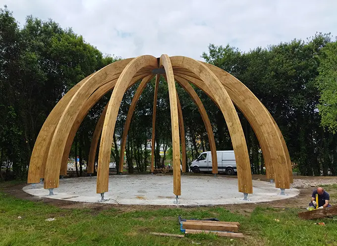 C&uacute;pula de madera instalada en el parque central del centro del concello de arteixo
