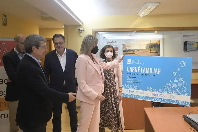 A conselleira de Pol&iacute;tica Social, Fabiola Garc&iacute;a, visita a Asociaci&oacute;n Galega de Familias Numerosas (Agafan) para presentar novidades no t&iacute;tulo e no carn&eacute; de familia numerosa-El Portal de la Infancia