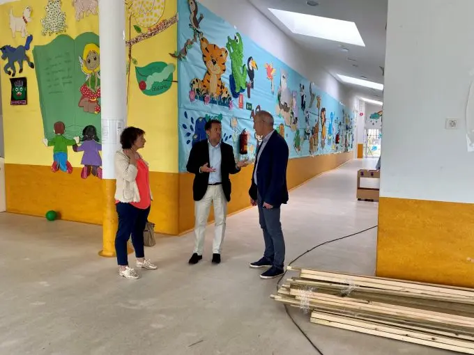 Visita &aacute; escola infantil de Coristanco para supervisar as obras-El Portal de la Infancia