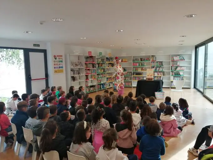 Visita &aacute; Biblioteca Rego da Balsa en Carballo-El Portal de la Infancia