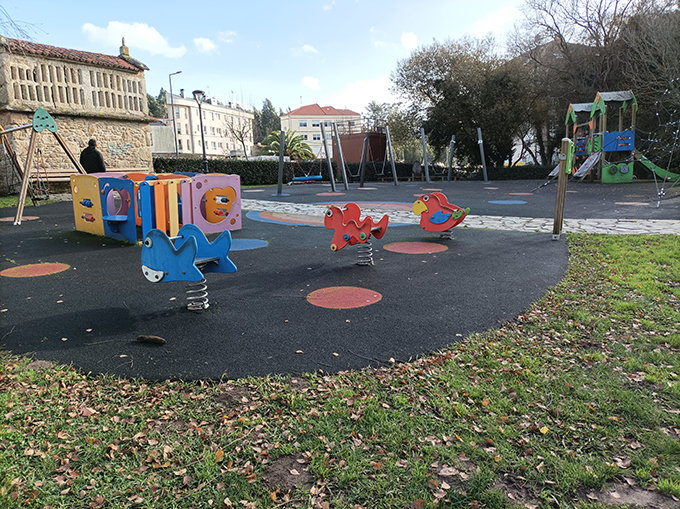 parque infantil situado en el centro de Arteixo