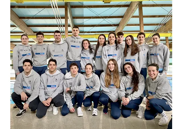 Equipo de nadadores del Clun Nataci&oacute;n Arteixo tras las pruebas del campeonato en Ourense Galicia