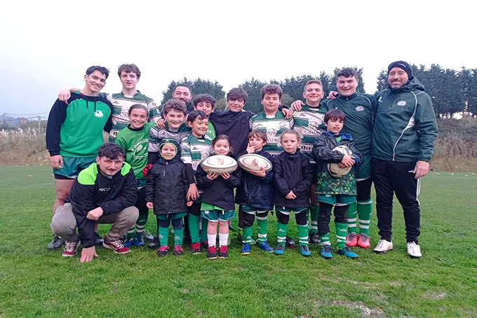 El club de rugby Arteixo entrena en el campo de Oseiro