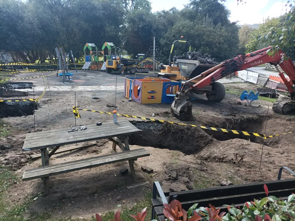 Obras de la estructura que cubrir&aacute; el parque del centro c&iacute;vico de Arteixo.