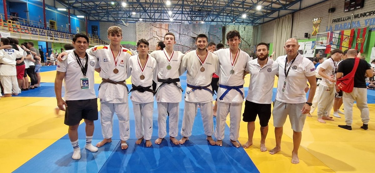 Deportistas do Judo Club Arteixo na Copa de España celebrada en Cantabria.