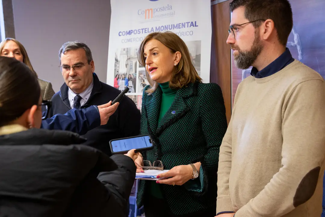 Elena Rivo en la visita a la
asociaci&oacute;n Compostela Monumental.