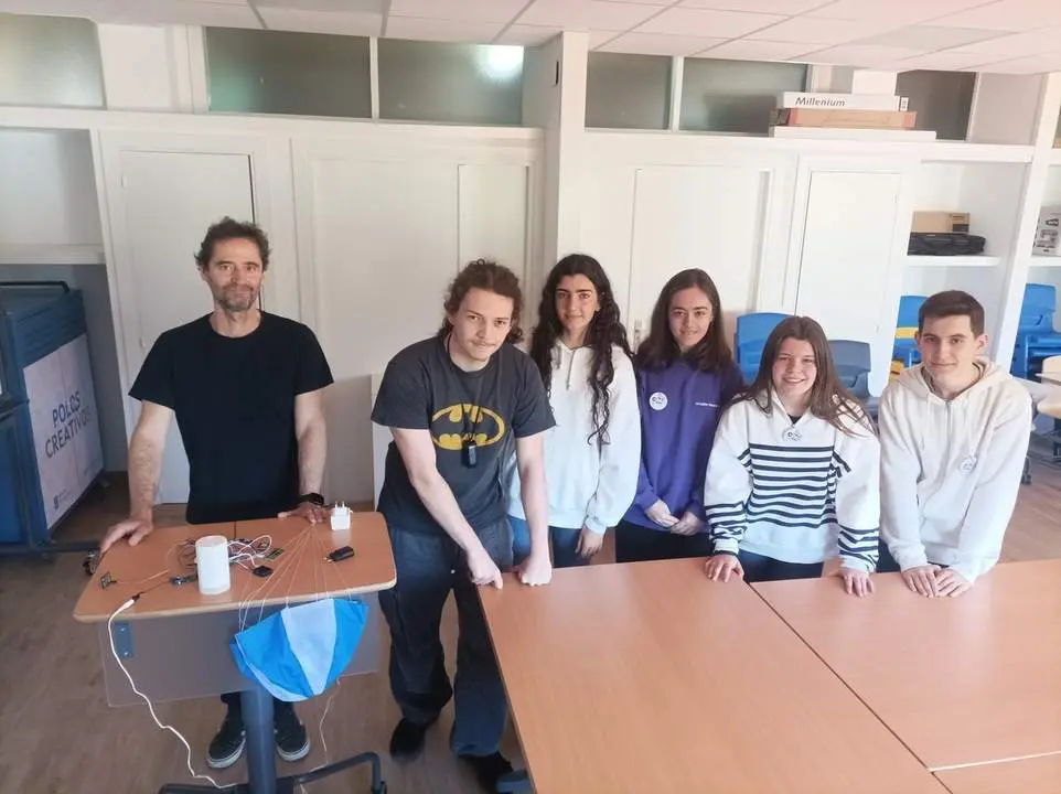 Alumnos del IES Manuel Murgu&iacute;a trabajando en el sat&eacute;lite de &oacute;rbita baja.