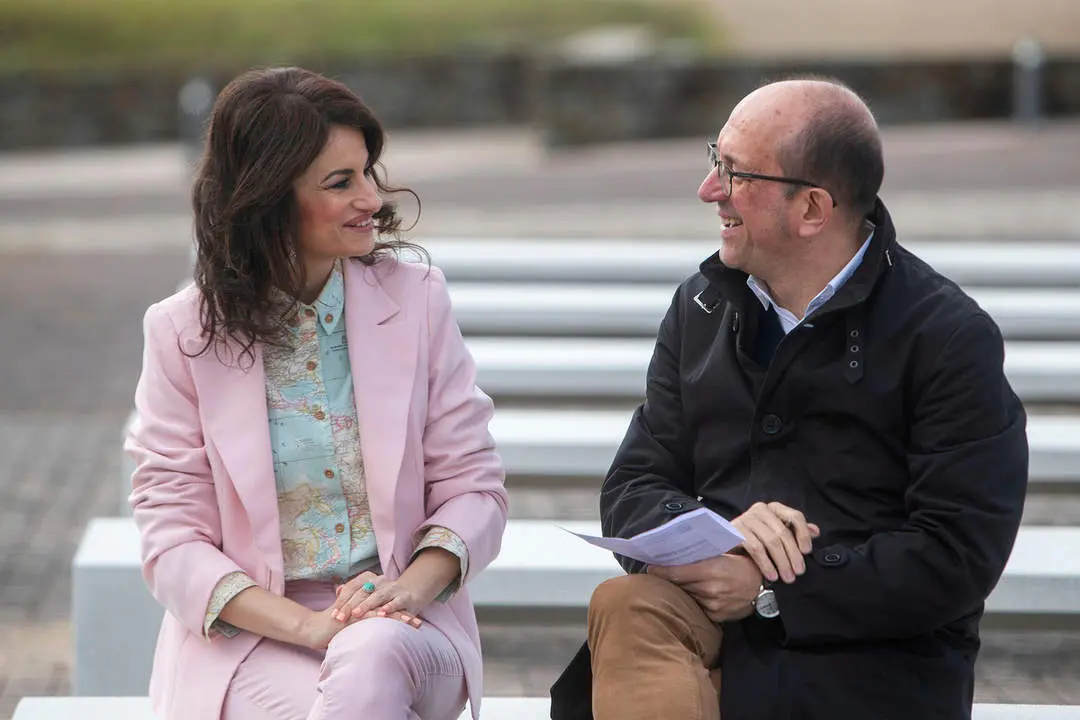 El director general de Cultura, Anxo M. Lorenzo, se re&uacute;ne con la coordinadora del Intercambio Po&eacute;tico Galicia-Irlanda, Yolanda Casta&ntilde;o.