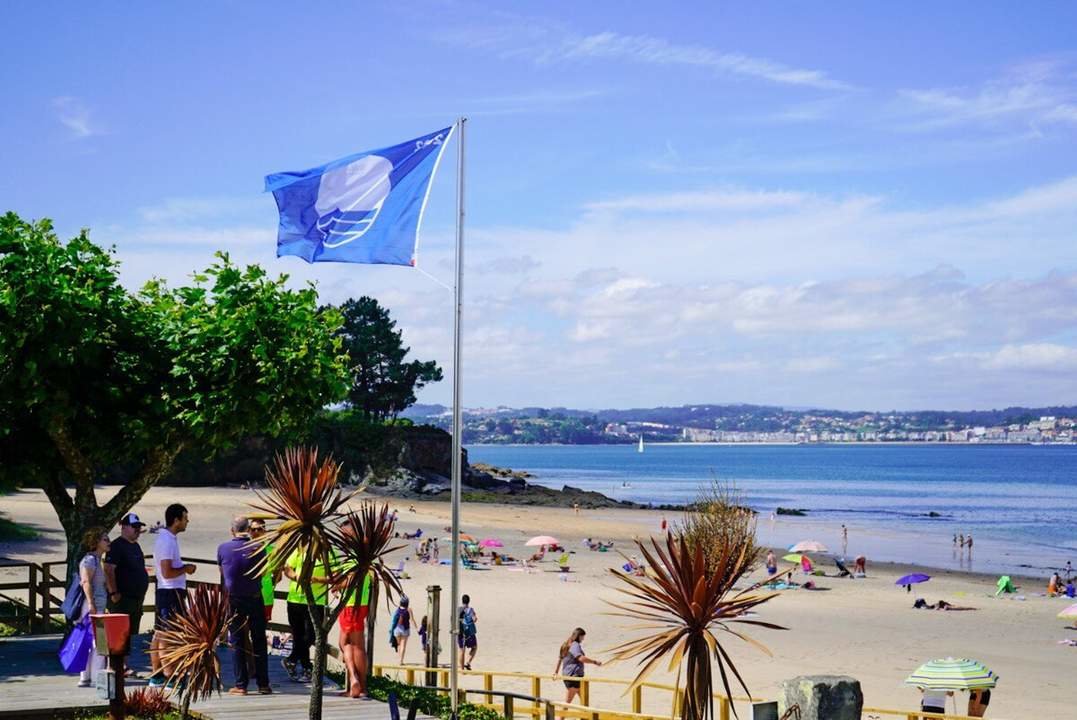 La Bandera Azul ondeando en la playa de Perbes.