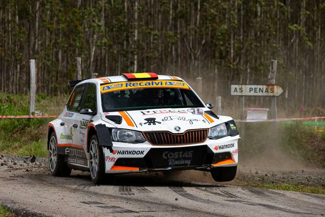 Luis Vilari&ntilde;o durante el Rallye Cidade de Nar&oacute;n a bordo de su Skoda Fabia R5.