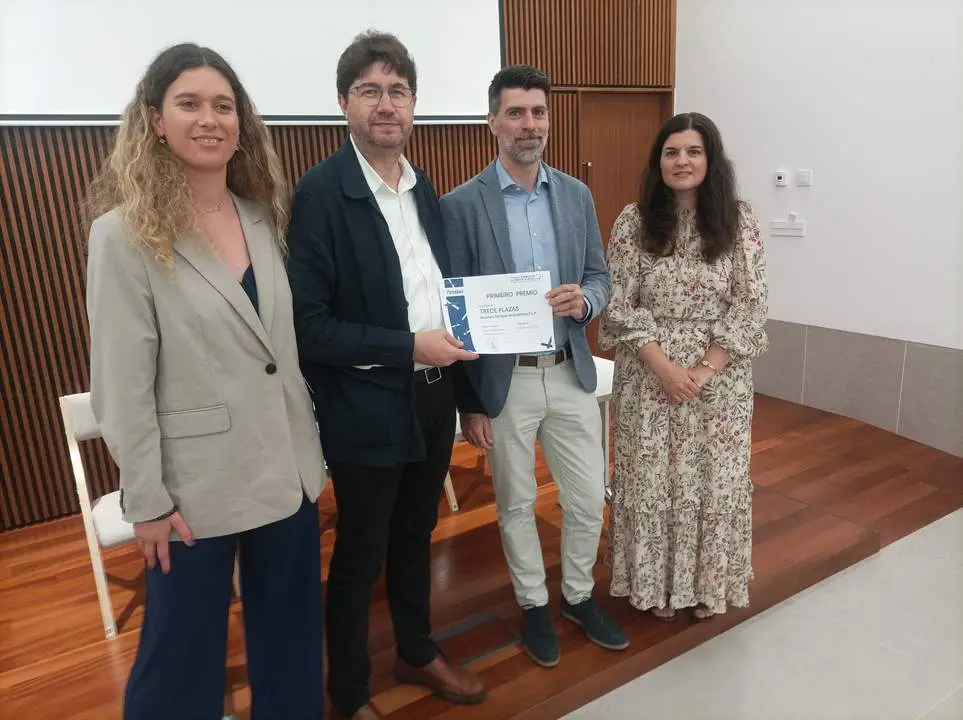 El Alcalde con los ganadores del concurso de ideas para reformar la traves&iacute;a de Arteixo.
