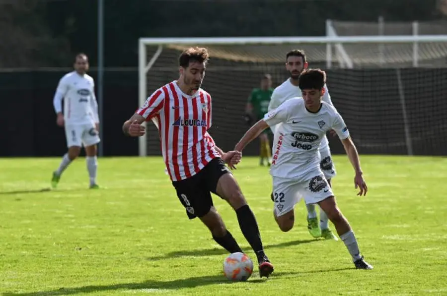 Atl&eacute;tico Arteixo y Silva SD en un partido en Ponte dos Brozos.