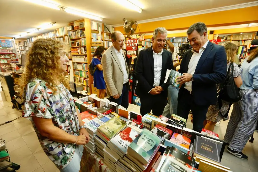 Visita del Conselleiro de Educaci&oacute;n, Rom&aacute;n Rodr&iacute;guez, a la Librer&iacute;a Escolma, en Pontevedra.