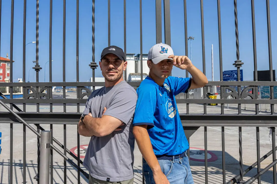 Los "Breakdancers" Anxo Barro e Ismael Borrallo en la puerta de acceso del muelle de bater&iacute;a de A Coru&ntilde;a.