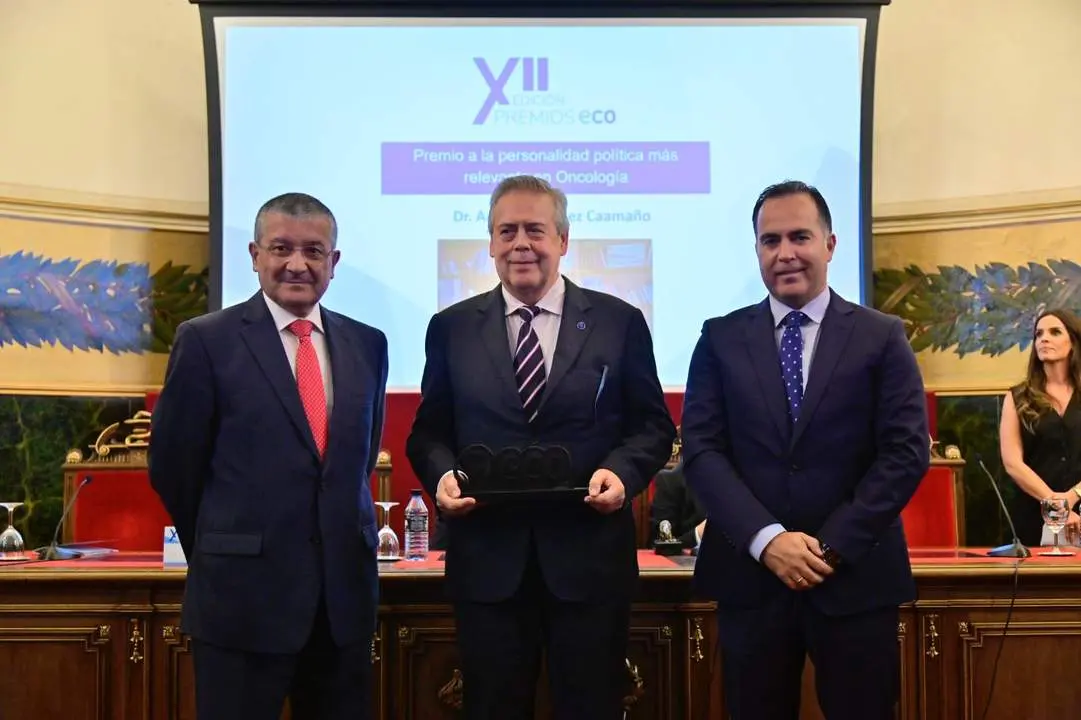G&oacute;mez Caama&ntilde;o recibe el premio a la personalidad pol&iacute;tica m&aacute;s relevante en Oncolog&iacute;a.
