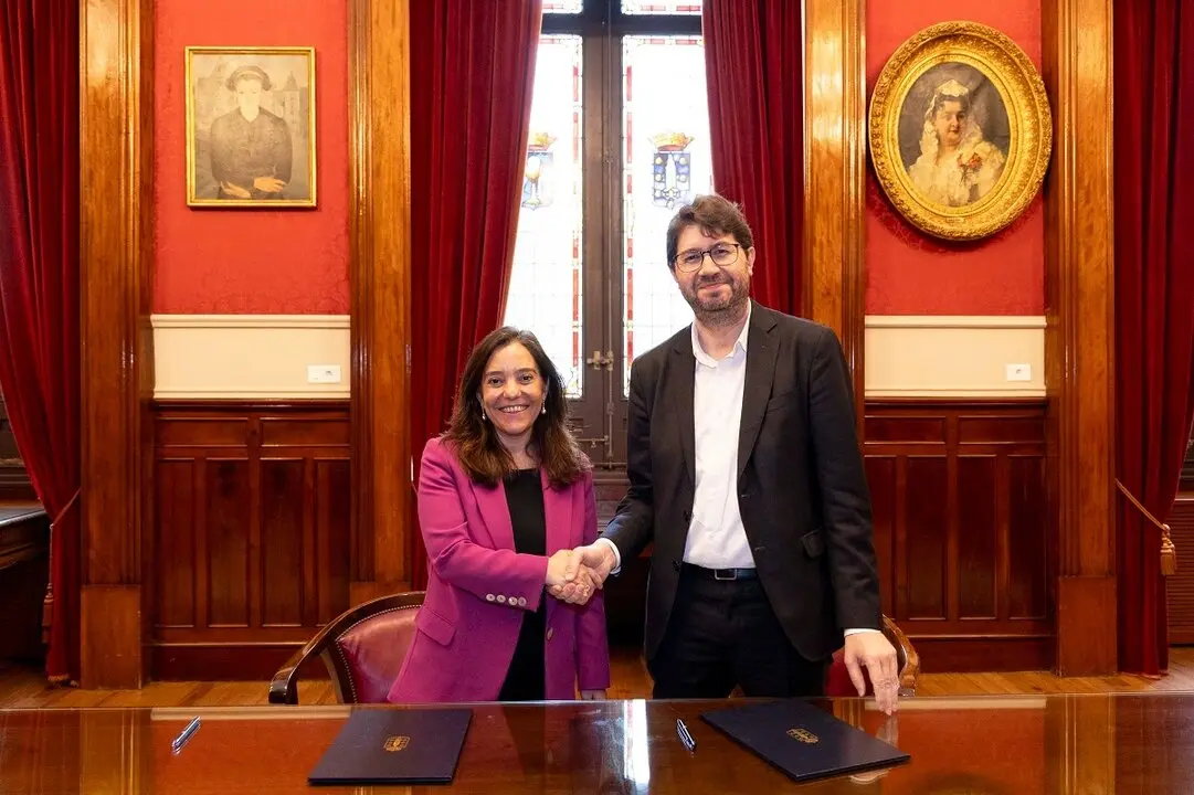 Carlos Calvelo e In&eacute;s Rey tras la firma del protocolo conjunto.