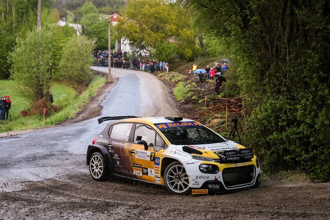 El Caama&ntilde;o Team durante el Rally de Noia.