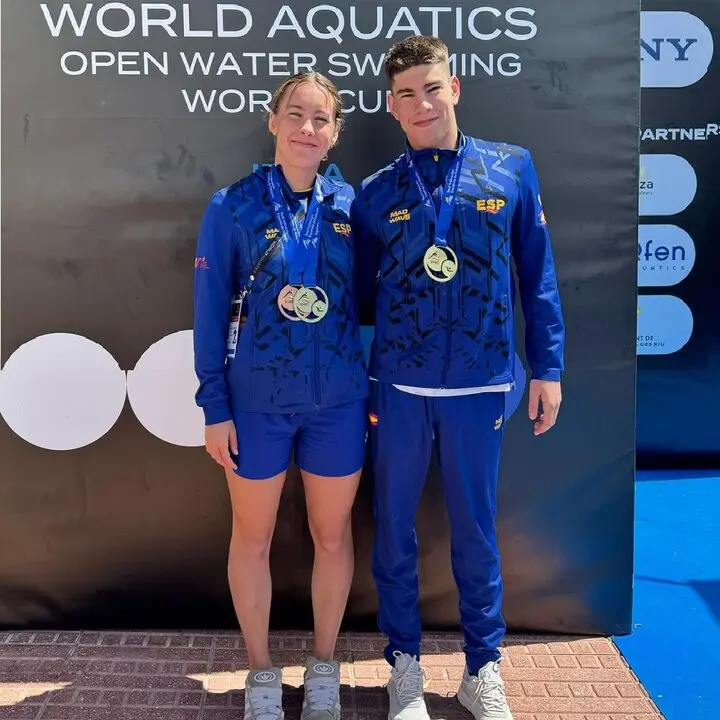 Paula Otero Y Mateo Garc&iacute;a con las medallas conseguidas en Ibiza.
