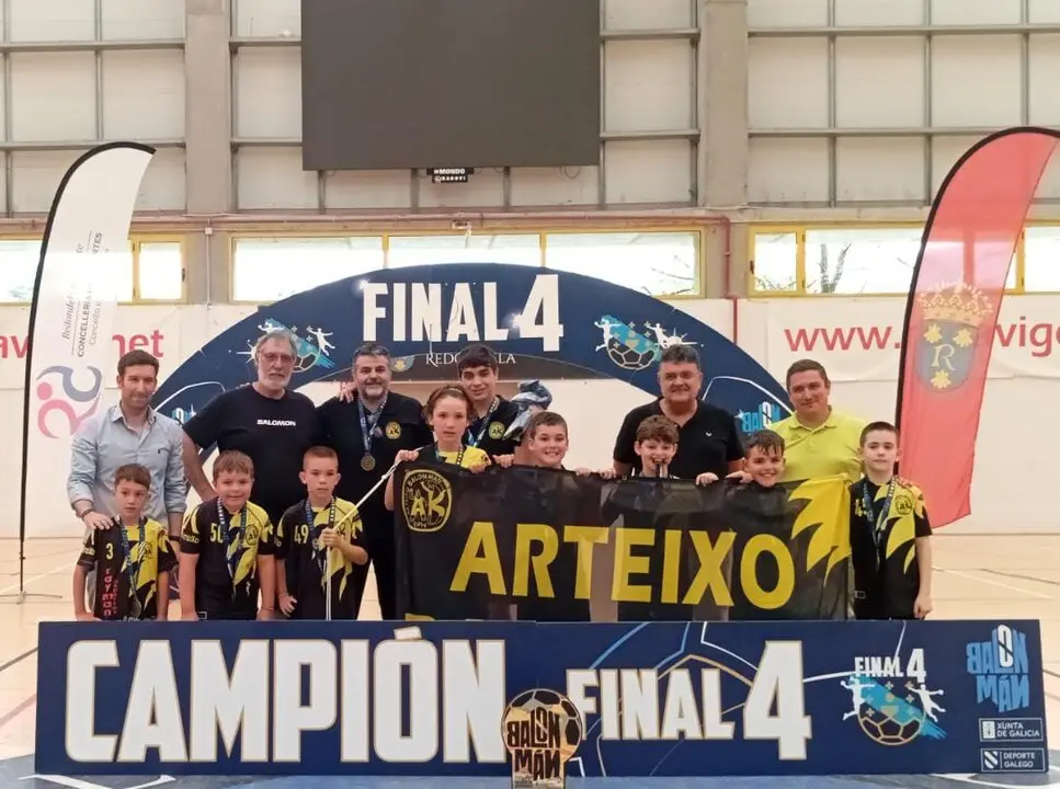 El equipo benjam&iacute;n de O petisco Balonm&aacute;n Arteixo se proclama campe&oacute;n gallego.