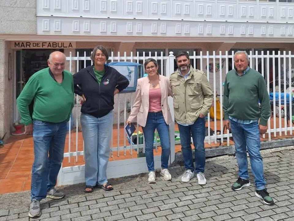 Los populares, Roberto Rodr&iacute;guez y Paula Mouzo con representantes de Mar de F&aacute;bula (foto: PP Galicia)