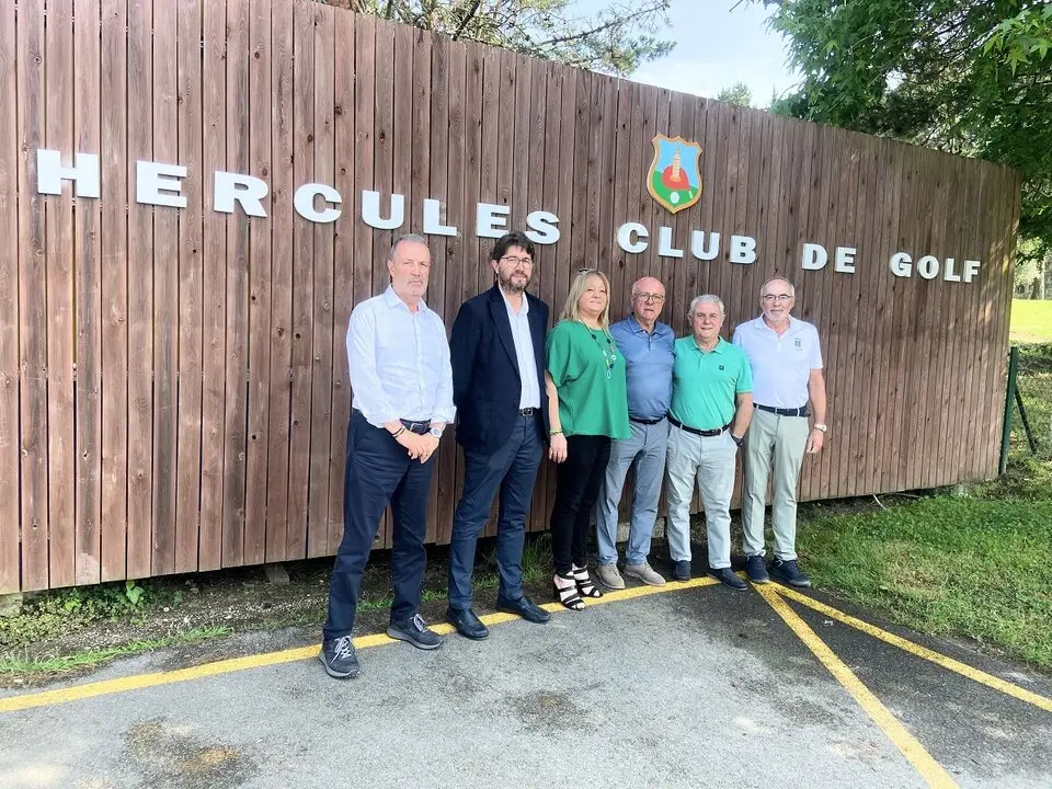 El alcalde y la concejala de Deportes de Arteixo junto a representantes del H&eacute;rcules club de golf