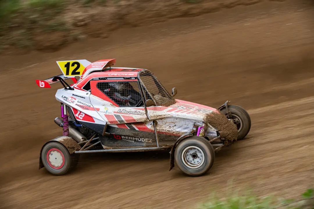Lolo Berm&uacute;dez firma una gran remontada en el Autocross de Carballo.