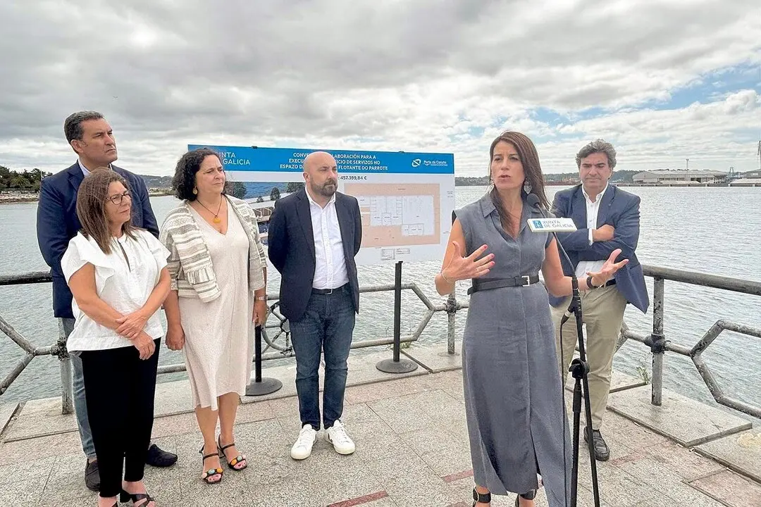 La conselleira de Vivenda e Planificaci&oacute;n de Infraestruturas, Mar&iacute;a Mart&iacute;nez Allegue, junto a la delegada territorial de la Xunta  en A Coru&ntilde;a, Bel&eacute;n do Campo, firmaron, con el presidente de la Autoridad Portuaria de A Coru&ntilde;a, Mart&iacute;n Fern&aacute;ndez Prado, el convenio para la ejecuci&oacute; de un edificio de servicios en el espacio de la plataforma flotante del Parrote.
Foto: Moncho Fuentes/AGN A Coru&ntilde;a