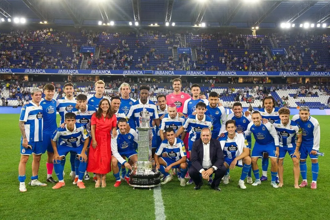 El D&eacute;por y el D&eacute;por ABANCA se con alzan el Trofeo Teresa Herrera 2025.