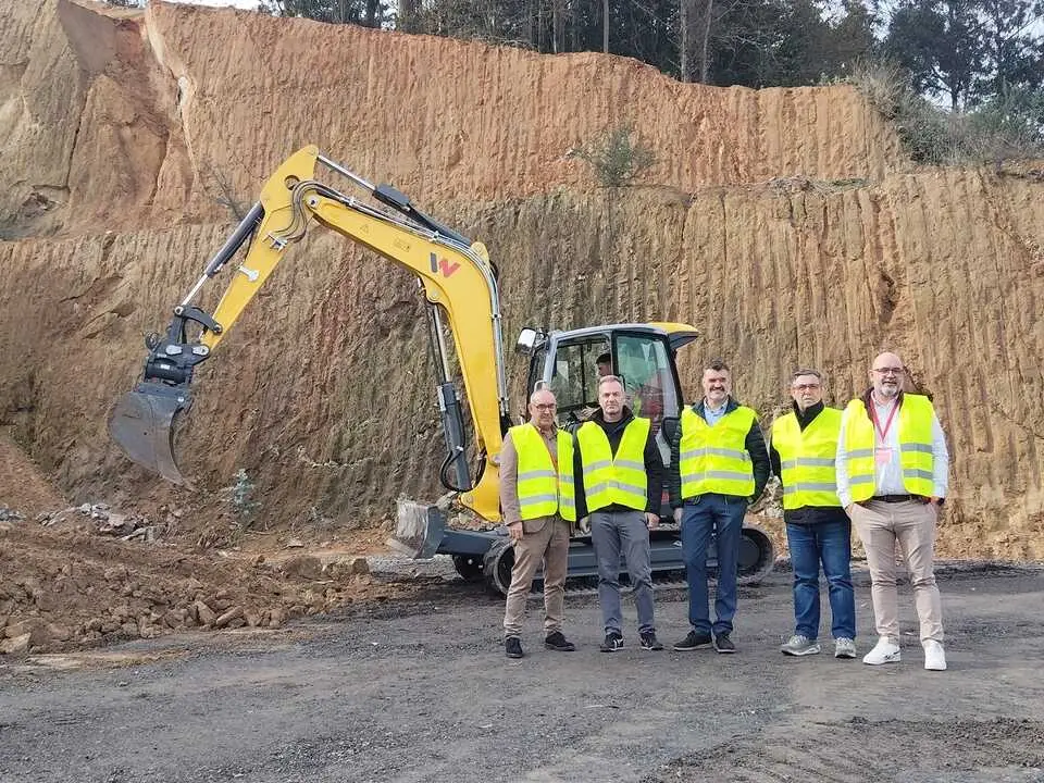 Sergio Banzo (en el centro de la foto), director de Operaciones de LoxamHune, con representantes de Wacker Neuson y de su empresa.