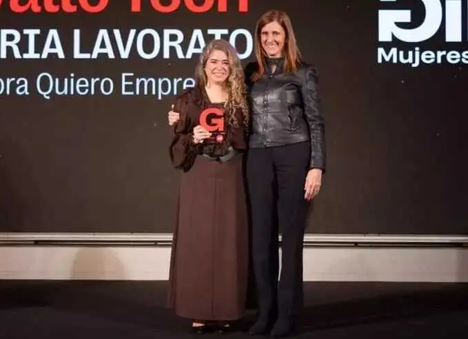 Valeria Lavorato recibiendo el premio de la IX edici&oacute;n de GIRA mujeres.