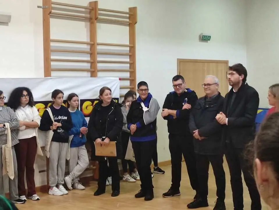 El alcalde de Arteixo, Carlos Calvelo, durante la presentaci&oacute;n del taller, junto con otros representantes municipales y los instructores.