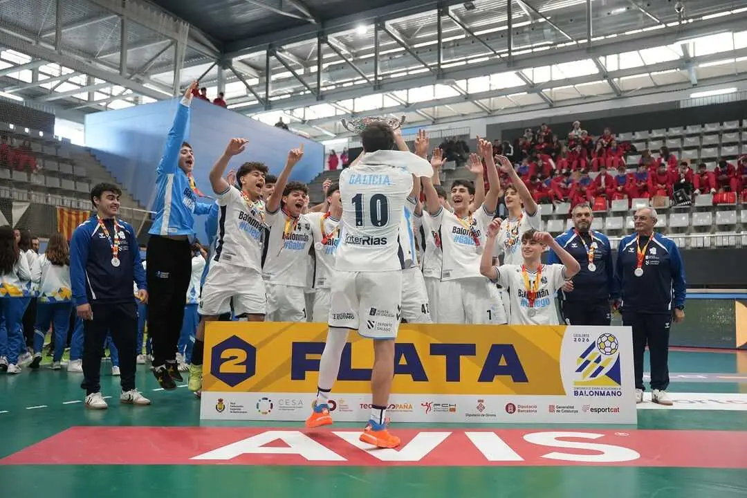 La Selecci&oacute;n Juvenil Masculina celebrando el segundo puesto. Foto: Federaci&oacute;n Gallega de Balonmano.