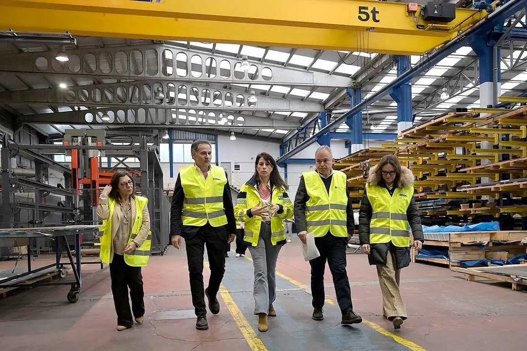 La Xunta visita las instalaciones de la empresa Aluman, en Arteixo. Foto: Moncho Fuentes / AGN A Coru&ntilde;a.