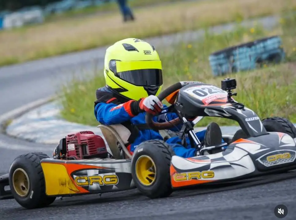 Asier Ferro Pi&ntilde;eiro subido a su kart Crg.
