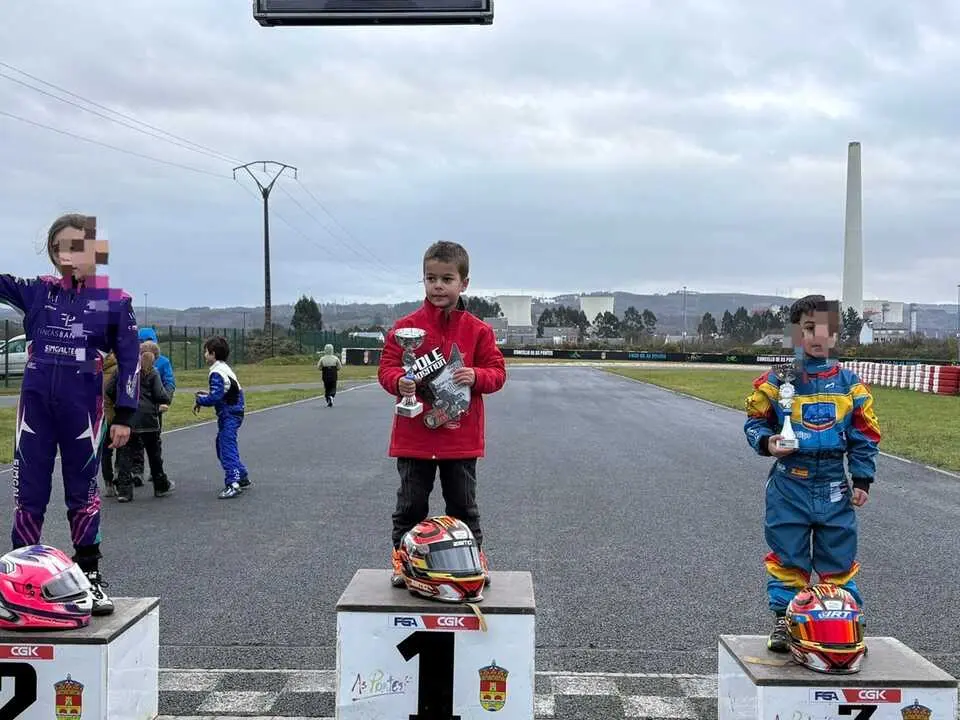 El piloto de Arteixo, Alex Fern&aacute;ndez, brilla en el inicio del Campeonato Gallego de Karting 2026.