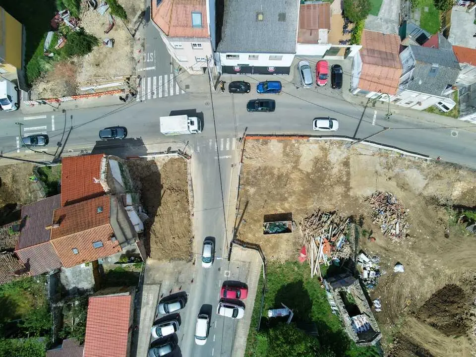 Cruce alto de Arteixo tras la demolici&oacute;n de los inmuebles.