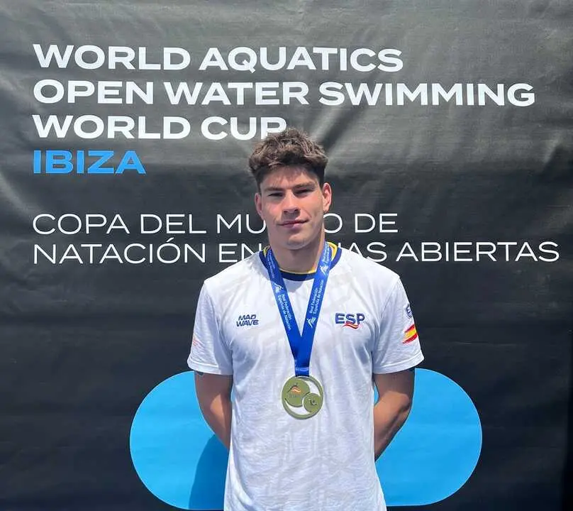 Mateo Garc&iacute;a, del Club Nataci&oacute;n Arteixo, medallista en Ibiza.